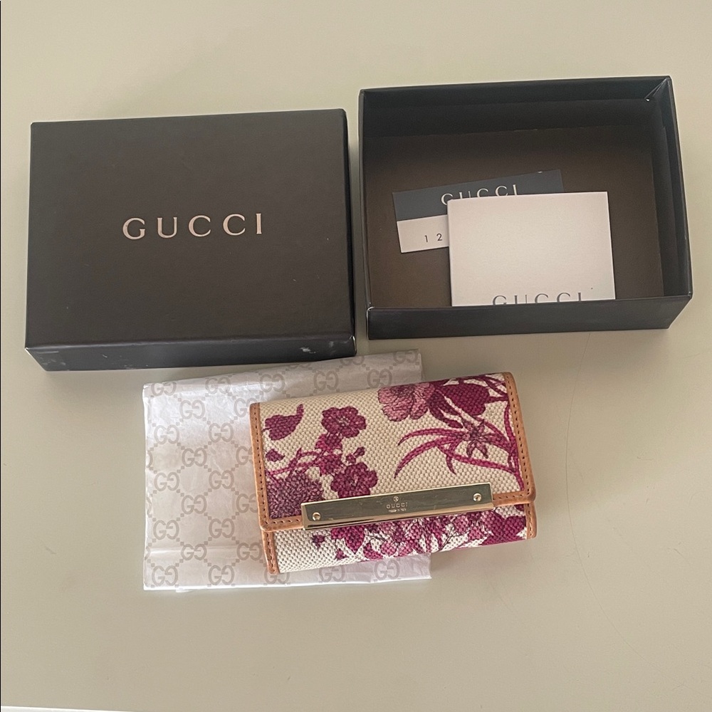 Gucci flora key holder